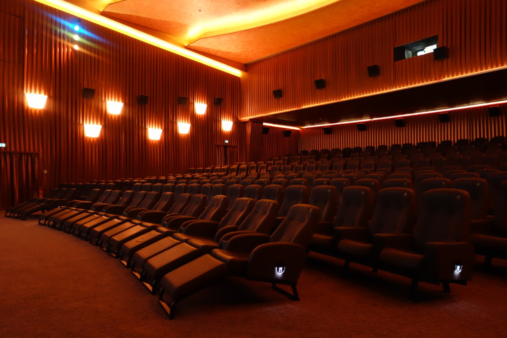 Blick auf die Sitzreihen im Kinosaal im Savoy Kino 