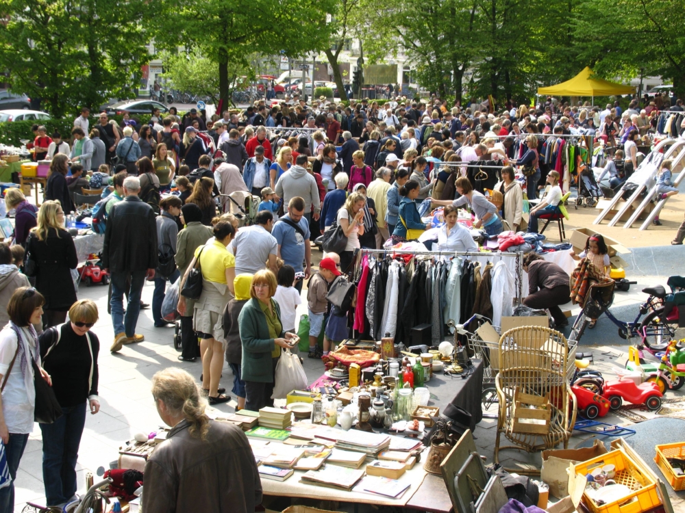 Der Anwohnerflohmarkt auf dem Else-Rauch-Platz in Eimsbüttel zieht immer viele Menschen an. 