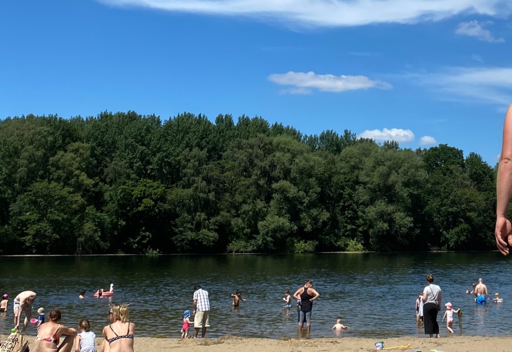 Badestelle mit Strandabschnitt und dichter Begrünung am anderen Ufer am Öjendorfer See