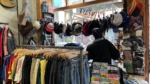 Einer der beliebtesten Vintage-Stores in Hamburg das „Hot Dogs“ . Eine Kleiderstange mit ganz viel secondhand Kleidungstücken.