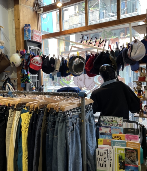 Einer der beliebtesten Vintage-Stores in Hamburg das „Hot Dogs“ . Eine Kleiderstange mit ganz viel secondhand Kleidungstücken.