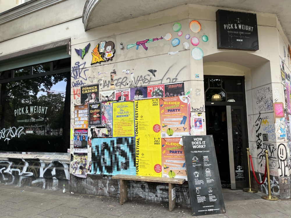 Außenansicht eines Vntage-Stores in Hamburg-St.Paul voller alter bunter Plakate
