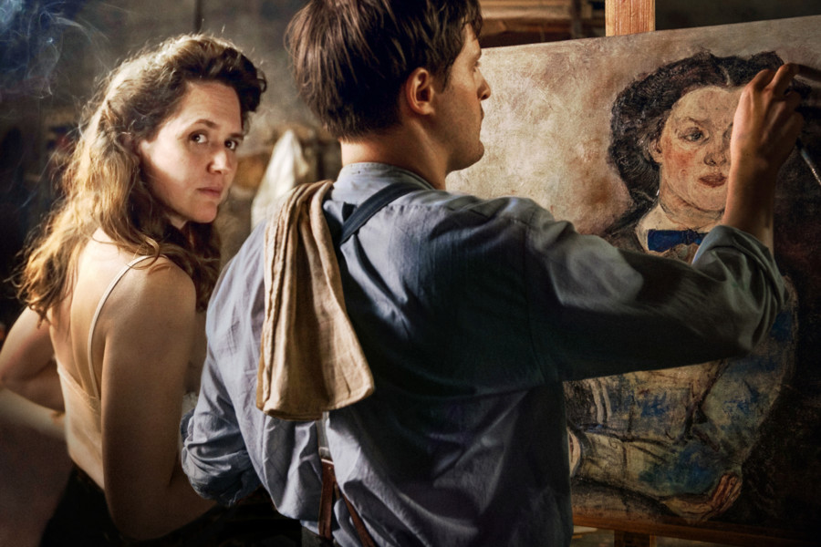 Alma Mahler (Emily Cox) und Oskar Kokoschka (Valentin Postlmayr) führen eine Beziehung am Rande der Selbstzerstörung (©Alamode Film)