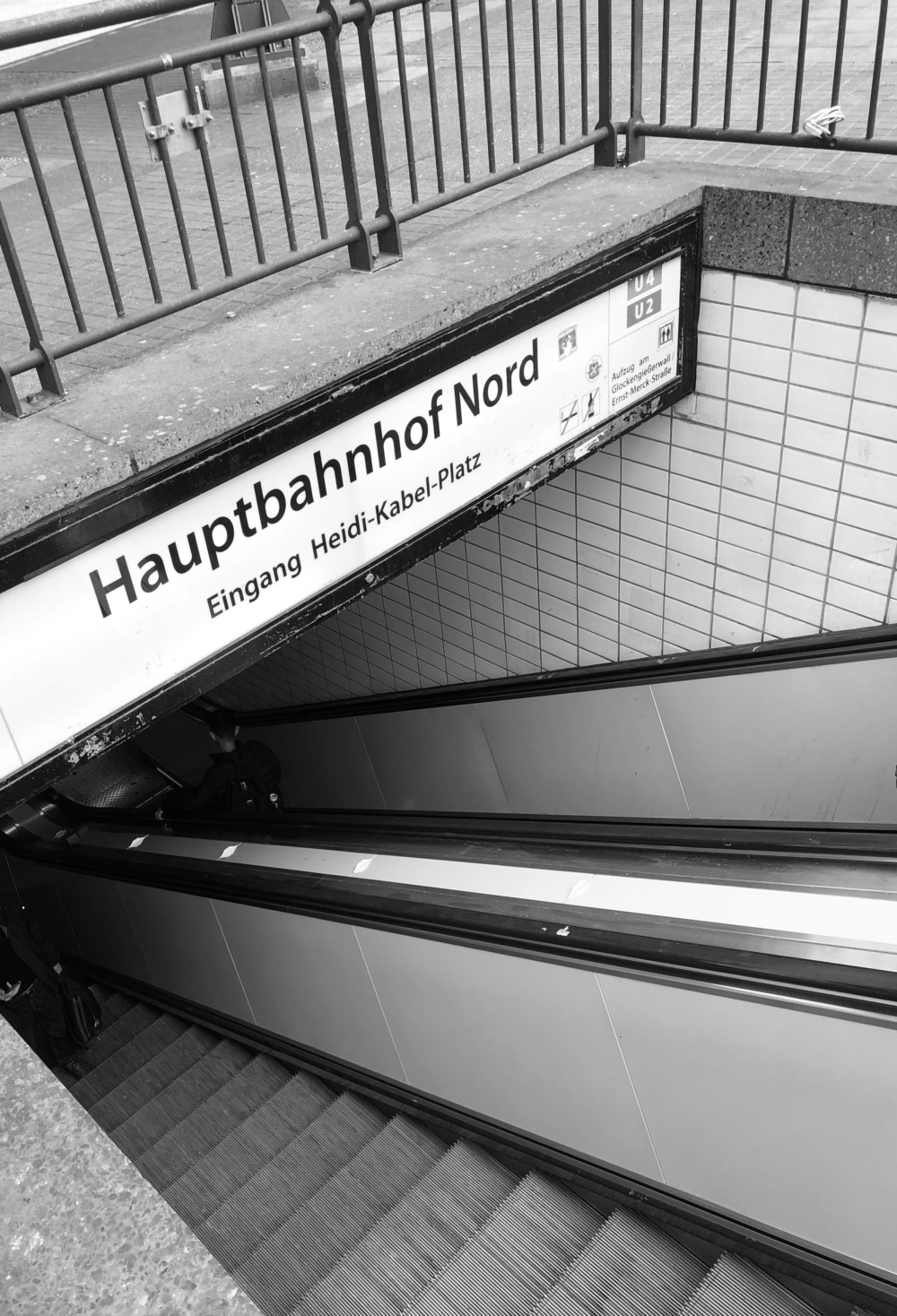 Die U-Bahn führt die Menschen vom Hamburger Hauptbahnhof in die Stadt (©Erik Brandt-Höge)