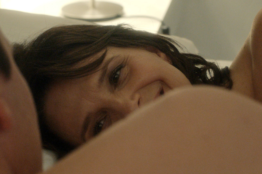 Sara (Juliette Binoche) ist emotional hin- und hergerissen (©Arsenal Filmverleih)