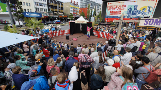 Beim 3. internationalen Spielbudenfestival gibt es Straßenkunst und -theater aus aller Welt (©Morris Mac Matzen)
