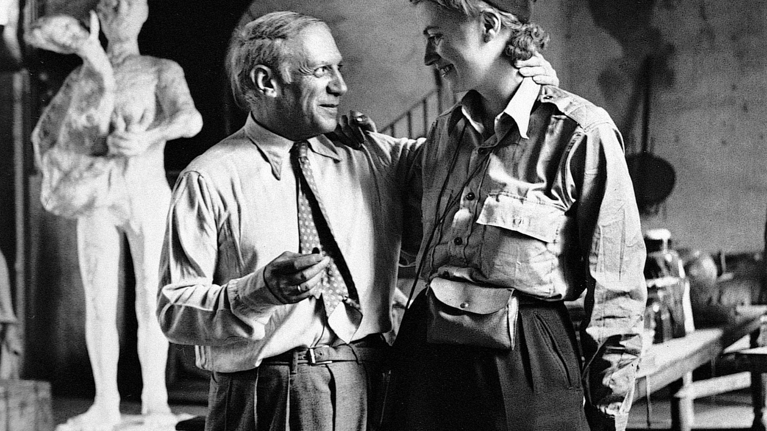 Picasso and Lee Miller in seinem Atelier, Paris, 1944 (©Lee Miller Archives, East Sussex, England)