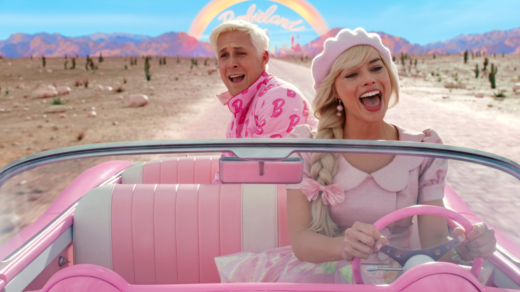 Barbie (Margot Robbie) und Ken (Ryan Gosling) verlassen Barbieland, um sich der Realität zu stellen (©Warner Bros. Pictures)