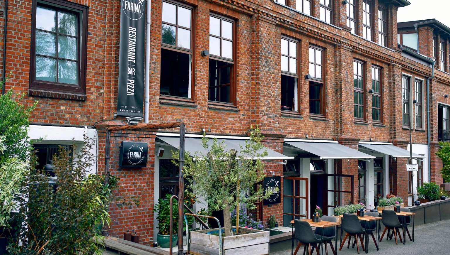 Das stylische Restaurant Farina meets Mehl mit gläserner Küche in Ottensen ( ©Marc Sill )