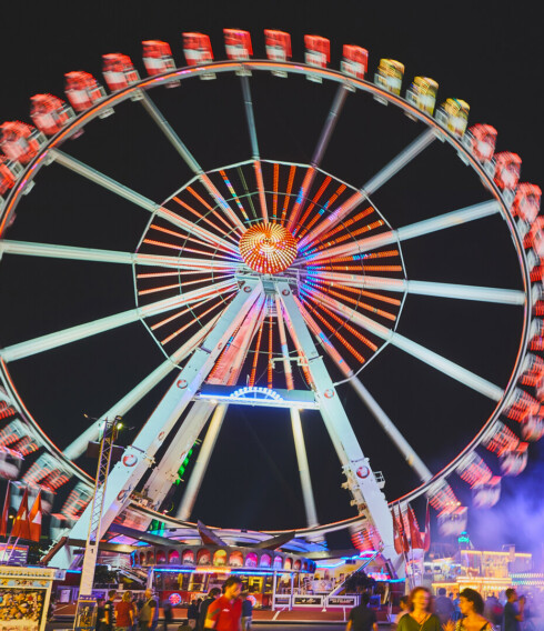 Das leuchtende Riesenrad beim Hamburger Dom