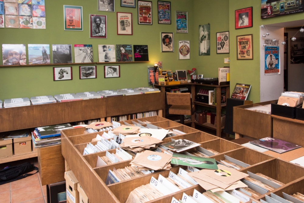 Platten und Holzmöbel, so sieht es aus beim Plattenladen Pure Soul Recordshop