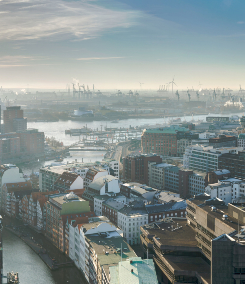 Vogelperspektive auf einen Ausschnitt auf das Stadtbild Hamburgs mit Blick auf die Elbphilharmonie, die Speicherstadt und den Hafen.