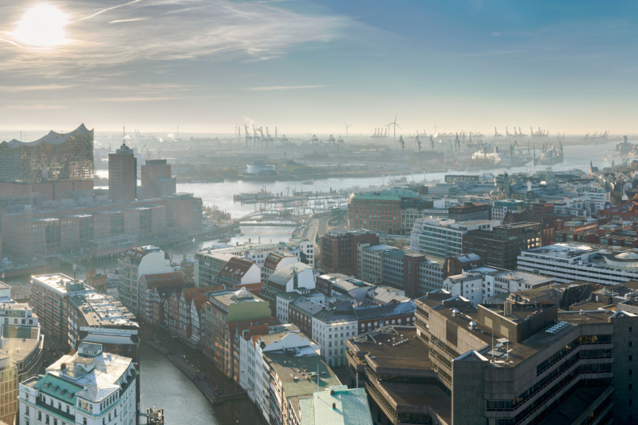 Vogelperspektive auf einen Ausschnitt auf das Stadtbild Hamburgs mit Blick auf die Elbphilharmonie, die Speicherstadt und den Hafen.