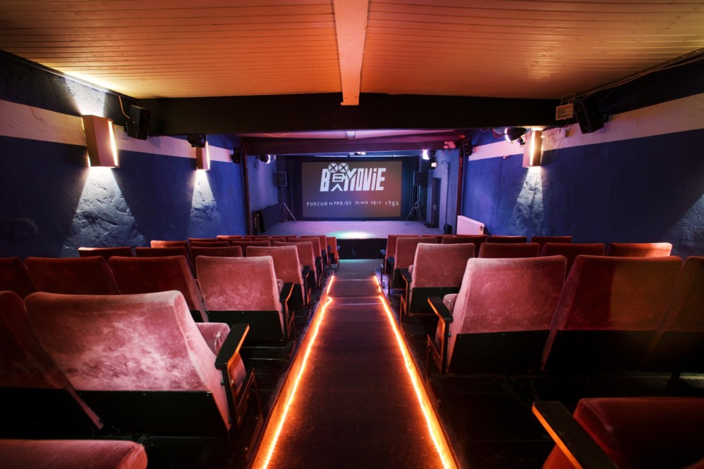 der kleine Kinosaal des B-Movie Kinos mit roten Sesseln und blauen Wänden