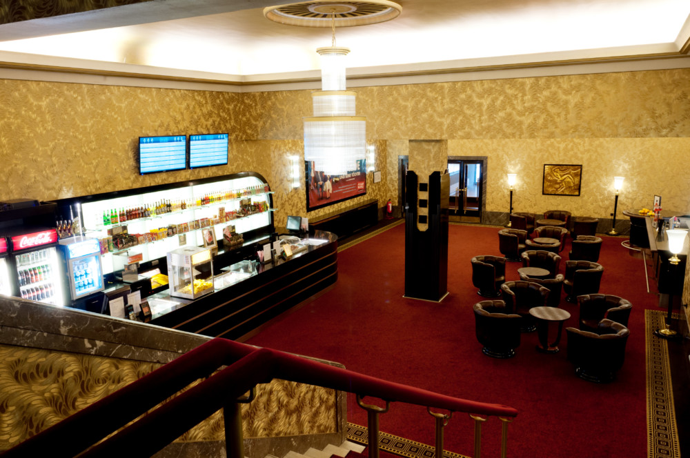 Foyer des Passage Kinos mit rotem Teppich und goldenen Wänden Art-déco-Stil