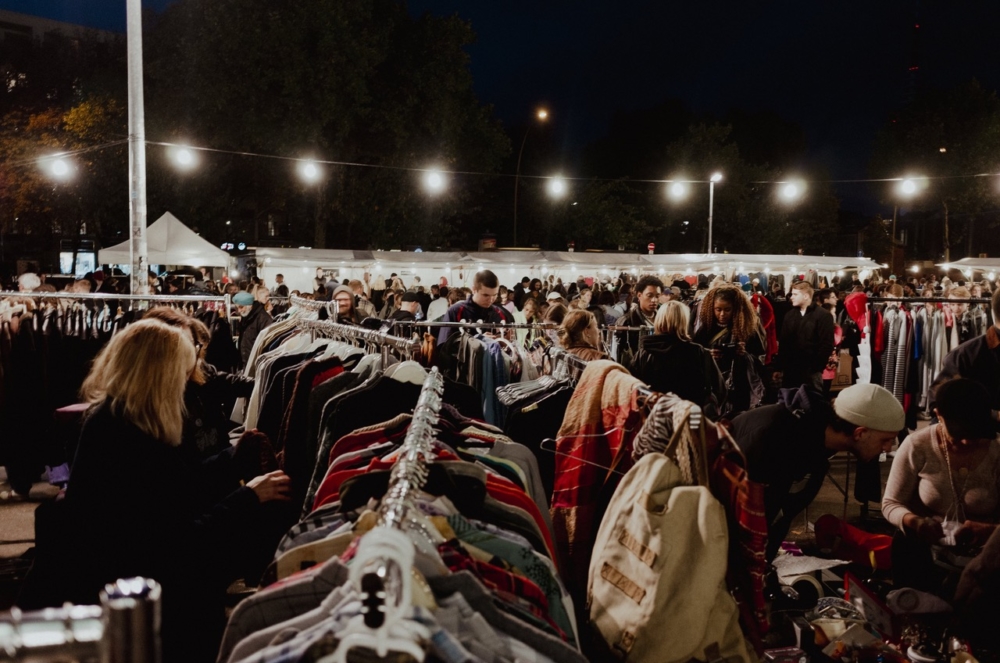 Menschen auf dem Nachtflohmarkt stöbern durch die Flohmarktstände, eine Date-Idee in Hamburg