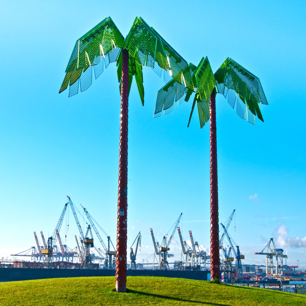Die Palmen vom Park Fiction im Hintergrund die Hafenkräne. 