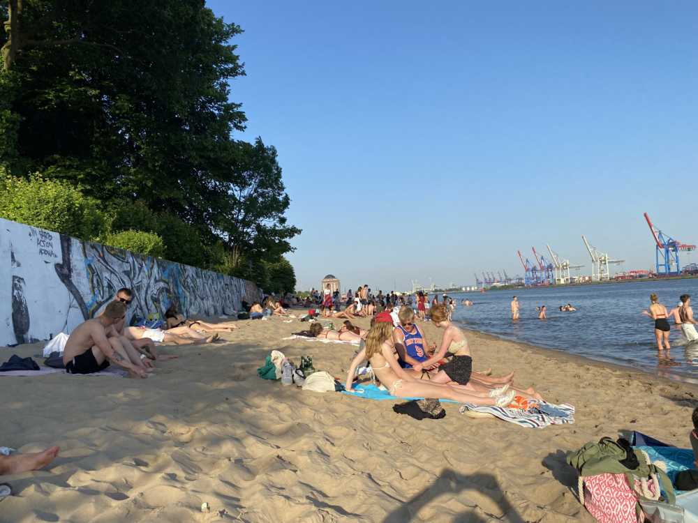 Der Elbstrand, ein beliebter Hamburger Strand, zur Sommerzeit mit zahlreichen Badegästen. 