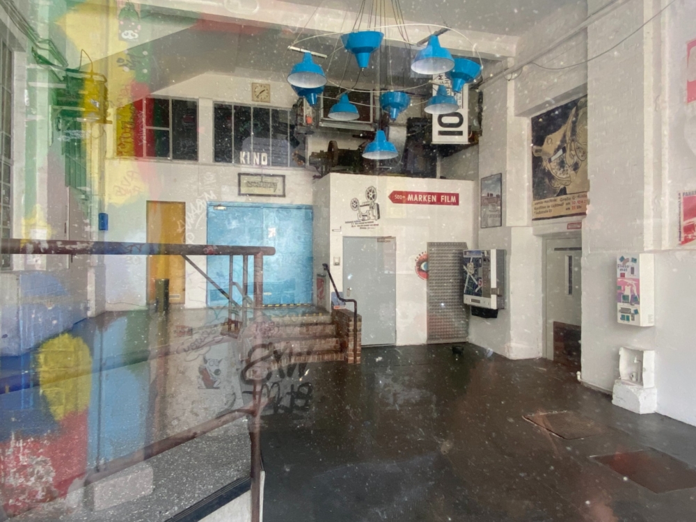 Blick ins Foyer des Lichtmess Kinos in Ottensen: weiße hohe Wände und Industriecharme 