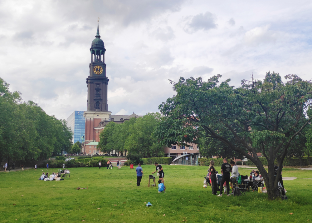 Grillplätze auf Hamburgs Michelwiese: Verschiedene Gruppen, stehen und sitzen im Grünen 