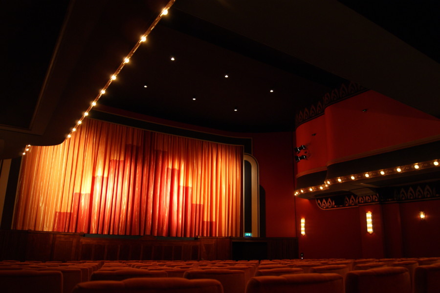 Blick über die Sitzreihen in Richtung Leinwand im Passage Kino Hamburg