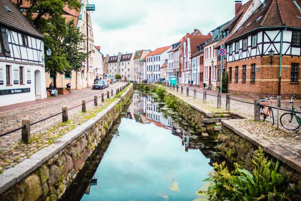 Der Stadtkanal Wismars, rechts und links reihen sich alte Fachwerkhäuser der Altstadt aneinander. Die Altstadt zählt zu einem beliebten Ausflugsziel an der Ostsee. 