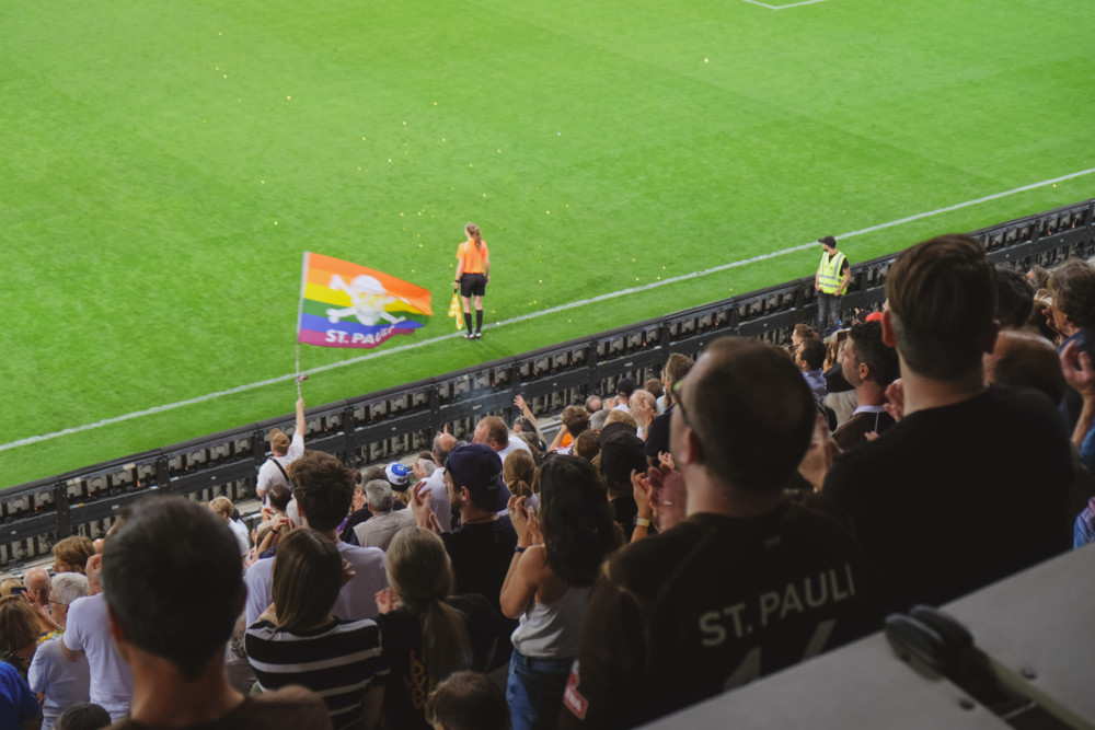 DFB Derby der Frauen: Flagge zeigen für den Frauenfußball – und Gleichberechtigung, dafür ist St. Pauli bekannt.