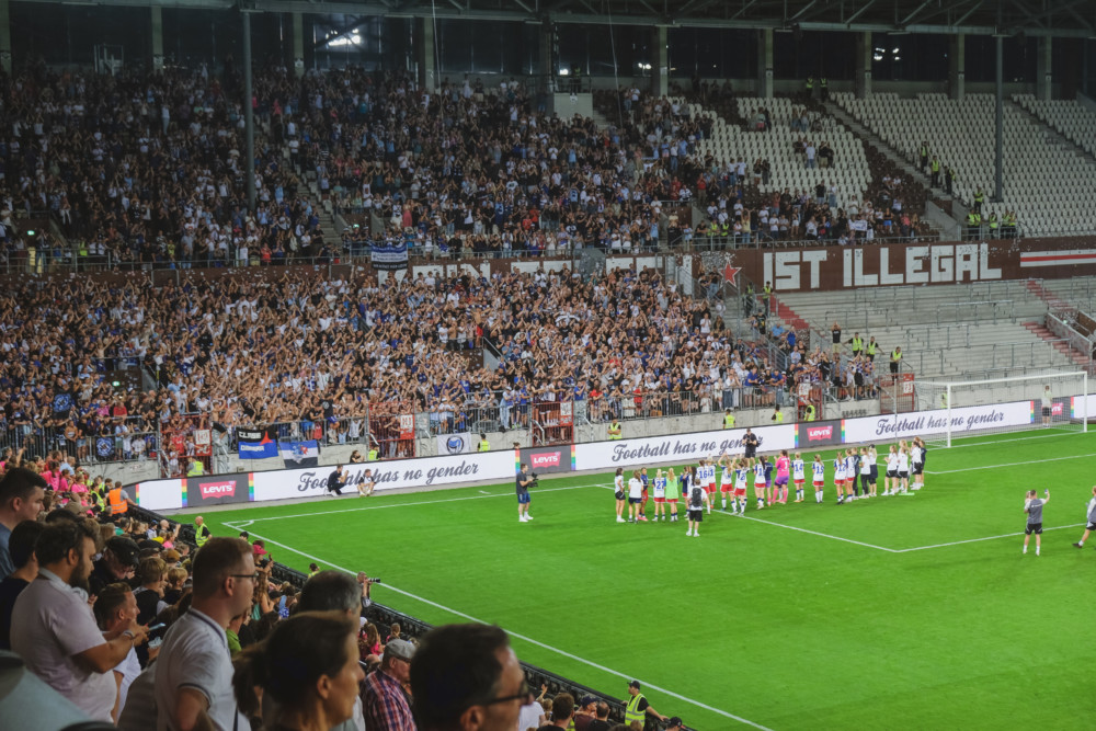 Die HSV Fans bejubeln beim DFB-Pokal der Frauen den Kantersieg ihres Teams.