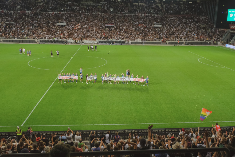Die St. Pauli frauen trugen beim DFB-Pokal Frauen ein Banner durchs Stadion mit der Aufschrift: „Football has no gender".