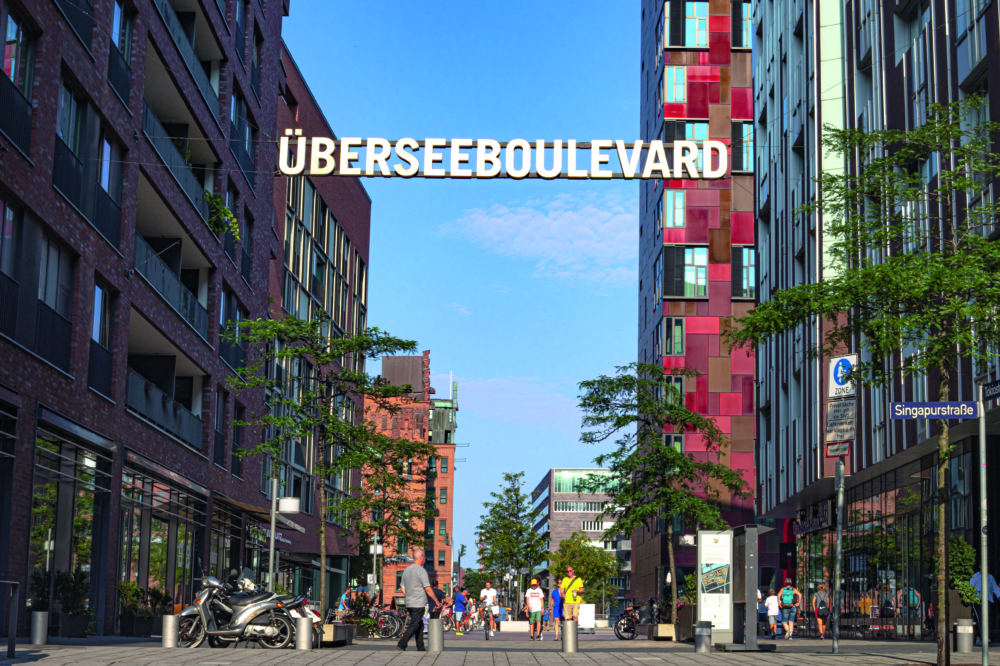 Die weißen Buchstaben „Überseeboulevard“ begrüßen diejeningen, die die Einkaufstraße in Hamburg besuchen 