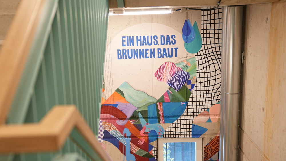 Das mit Mural geschmückte Treppenhaus in der Villa Viva Hamburg