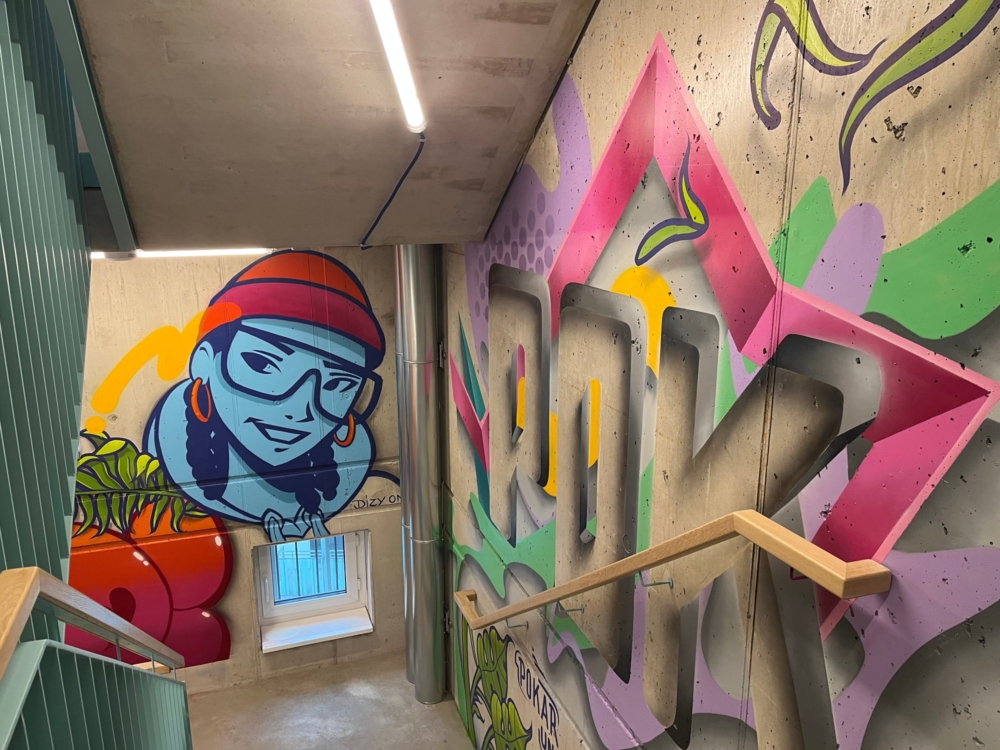 Der mit Graffiti geschmückte Treppenhaus in der Villa Viva Hamburg