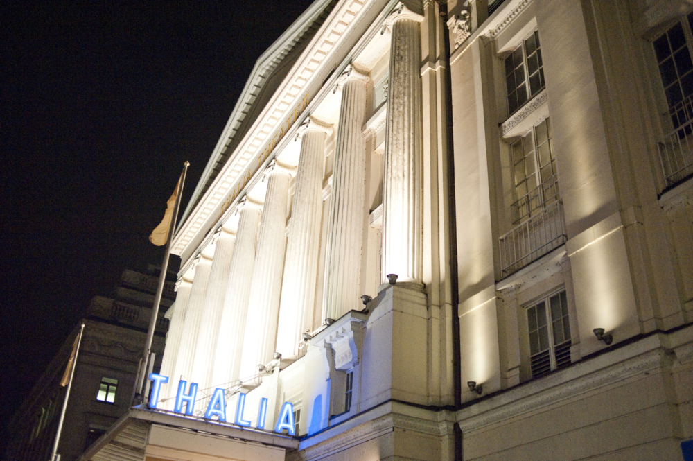 Die Säulen des Thalia Theaters werden mit Einbruch der Dunkelheit angestrahlt