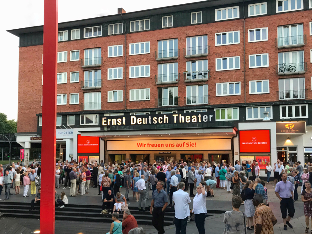 Der Vorplatz am Ernst Deutsch Theater ist vor einer Aufführung mit Menschen gefüllt