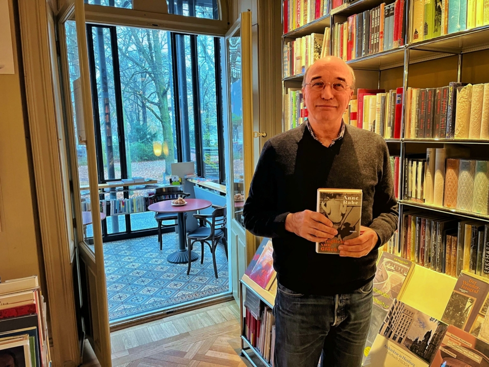 Bücher zum Lesen und Verschenken Buchhandlung Samtleben (Uhlenhorst) empfiehlt „Die Möglichkeit von Glück” von Anne Rabe 