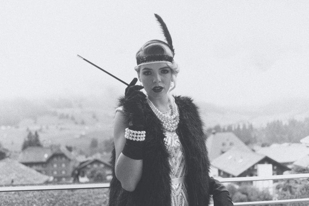glamourös gestylte Frau im Stil der 1920er Jahre