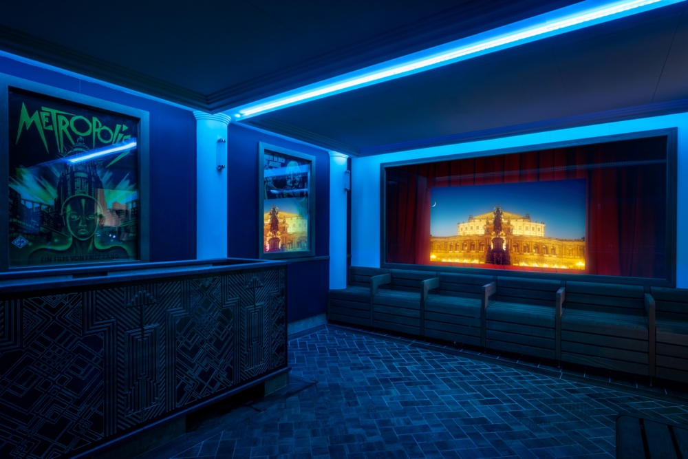 Leinwand und Filmplakate schmücken die Wände  in einer Sauna im Holthusenbad von Bäderland Hamburg