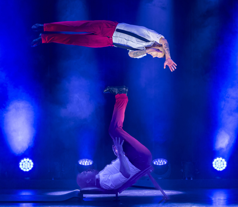 Akrobatik während einer Varieté Aufführung