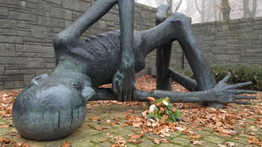 Gedenkstätten in Hamburg, Statur vor der  KZ-Gedenkstätte Neuengamme