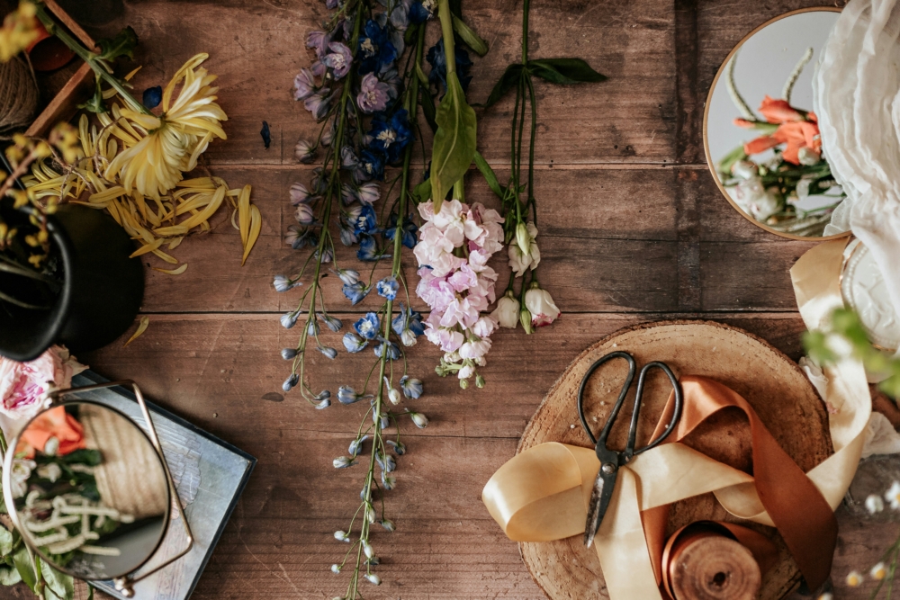 Ein Tisch voller Utensilien, um Blumen zu binden