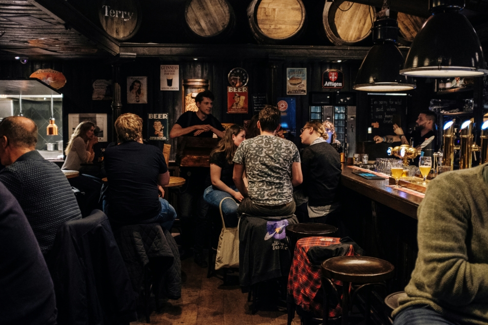 Freizeitaktivitäten Hamburg: Eine Szene in einem Pub. Menscen sitzen und reden