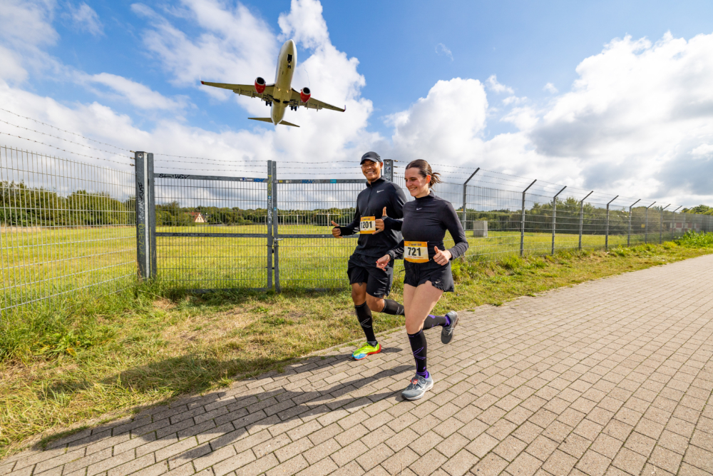 Beim International Airport Race laufen die Teilnehmenden am Hamburger Flughafen