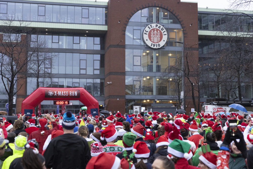 Läuferinnen und Läufer versammeln sich im Dezember vorm Millerntorstadion für den St. Pauli X-Mas-Run