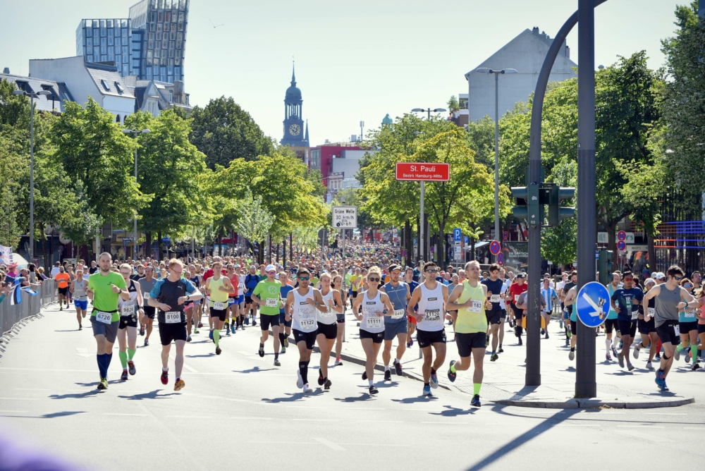 Läuder und Läuferinnen joggen beim Hella Hamburg Halb-Marathon quer durch die Hansestadt