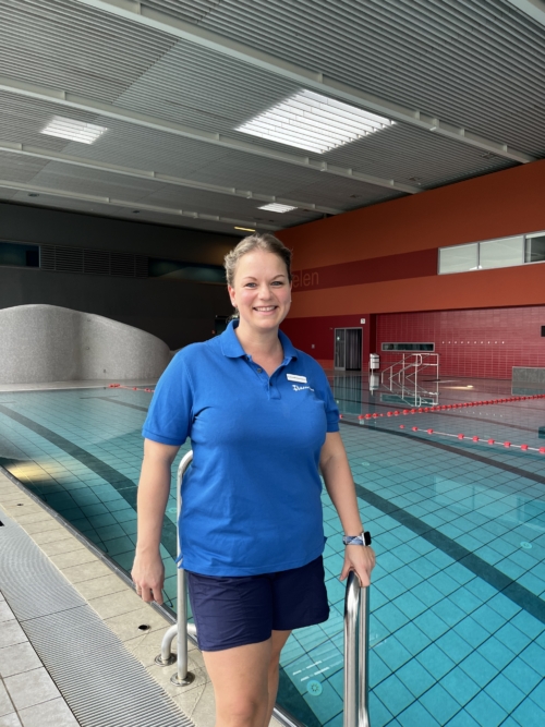 Nadja Kompenhans leitet das Frauenschwimmen in hamburg-Wilhelmsburg an