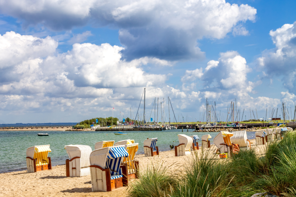 Blick auf den Niendorfer Strand und Hafen