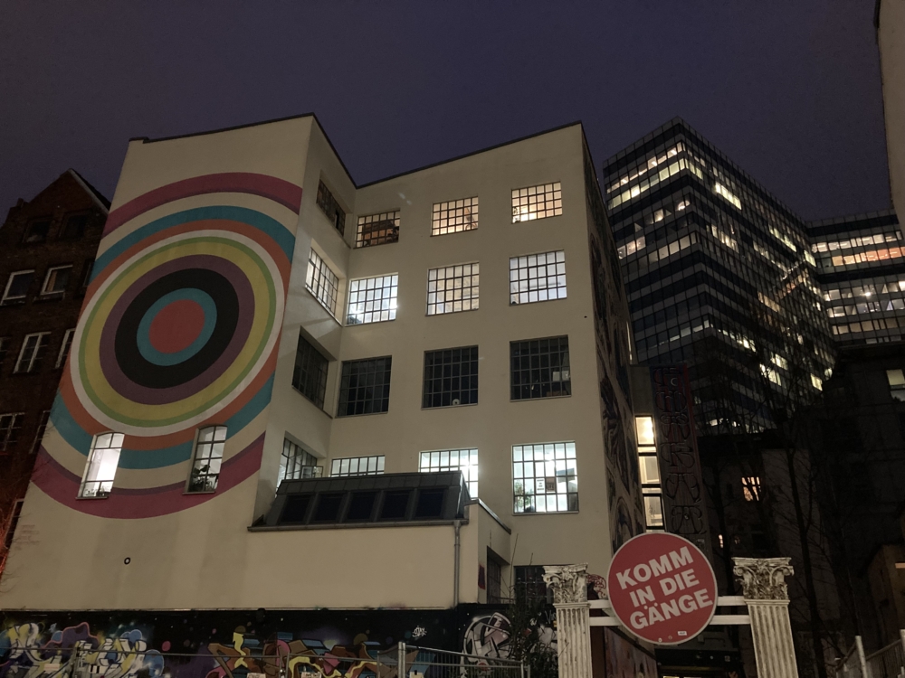 mit Streetart verzierte Hausfassade im Hamburger Gängeviertel