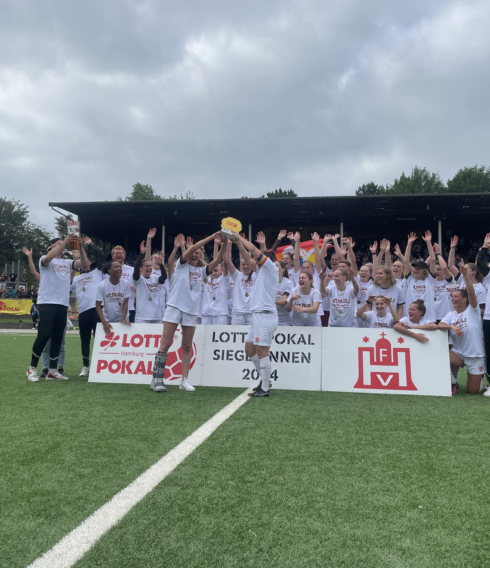 Die Frauenmannschaft des FC St. Pauli auf dem Fußballfeld