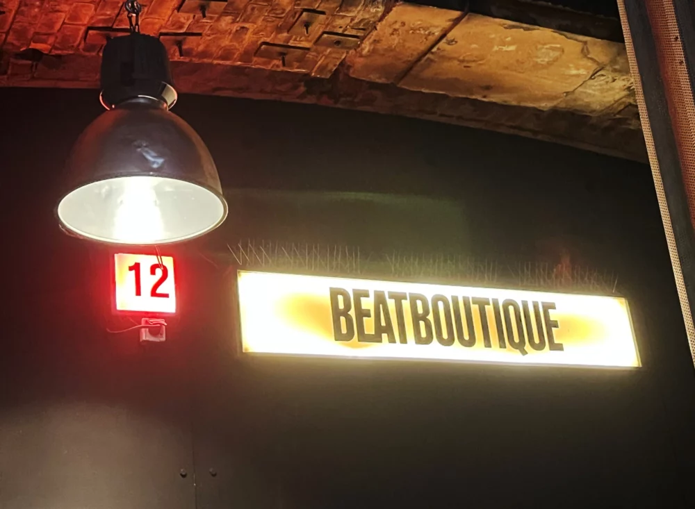 Leuchtschild mit der Aufschrift "Beatboutique"