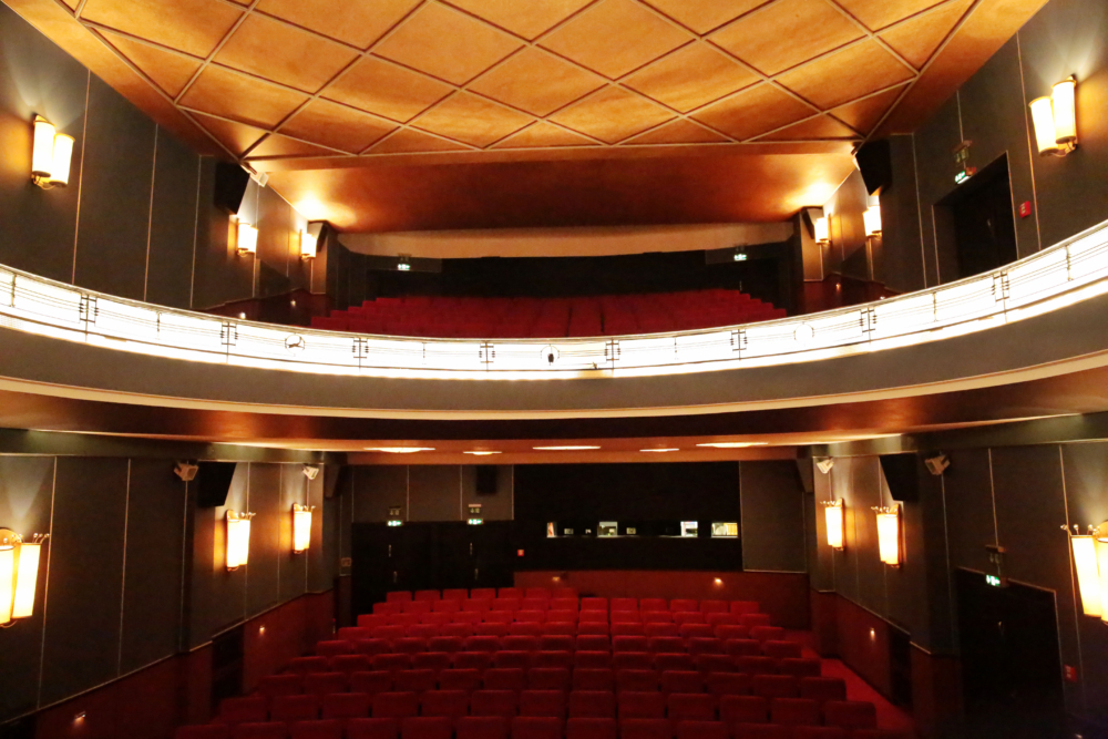 Innensicht Kinosaal im Metropolis Kino. Blick von Leinwand auf Kinosessel und Loge.
